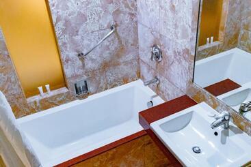 هتل Crown Regency Beach Resort