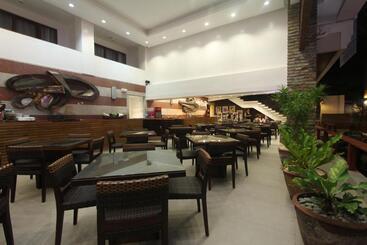 هتل Crown Regency Beach Resort