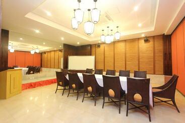 هتل Crown Regency Beach Resort