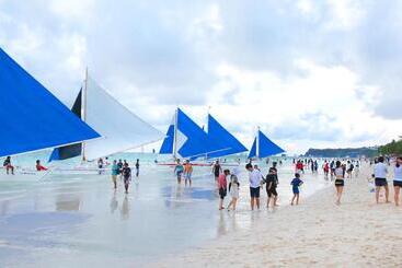 هتل Crown Regency Beach Resort