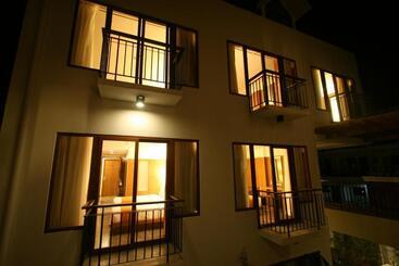 هتل Crown Regency Beach Resort