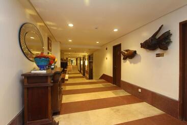 هتل Crown Regency Beach Resort