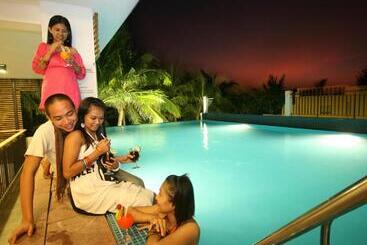 هتل Crown Regency Beach Resort