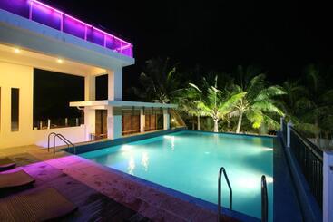 هتل Crown Regency Beach Resort