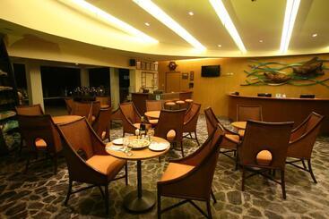 هتل Crown Regency Beach Resort