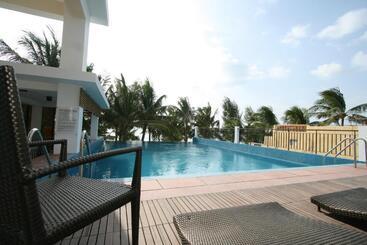 هتل Crown Regency Beach Resort