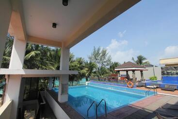 هتل Crown Regency Beach Resort