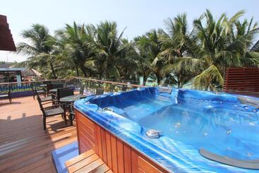 هتل Crown Regency Beach Resort