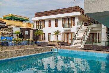 هتل Crown Regency Beach Resort