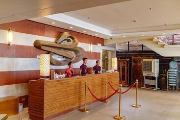 هتل Crown Regency Beach Resort