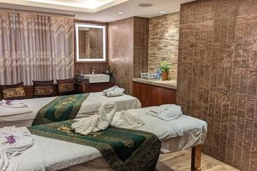 هتل The Peninsula Chittagong Limited
