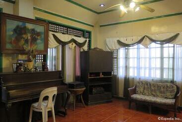 هتل Villa Alzhun Tourist Inn And Restaurant