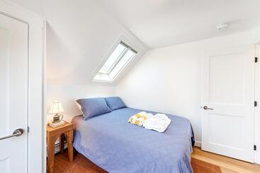 هتل West End Nest