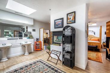 هتل Sunny Cozy Condo
