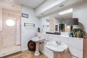 هتل Sunny Cozy Condo