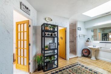 هتل Sunny Cozy Condo