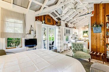 هتل Baby Breezy Tree House