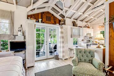 هتل Baby Breezy Tree House