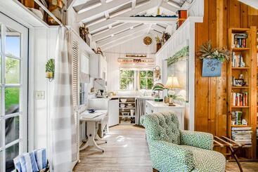 هتل Baby Breezy Tree House