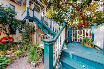 هتل Baby Breezy Tree House