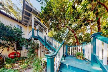 هتل Baby Breezy Tree House