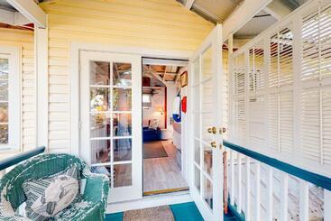 هتل Baby Breezy Tree House
