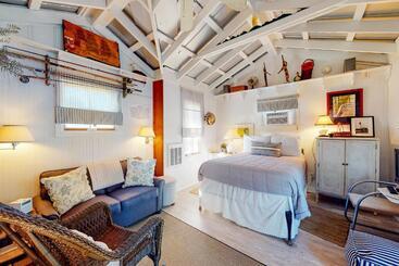 هتل Baby Breezy Tree House