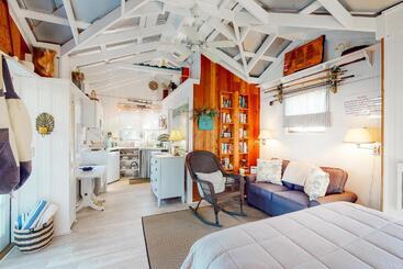 هتل Baby Breezy Tree House