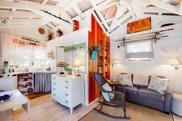 هتل Baby Breezy Tree House
