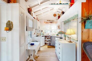 هتل Baby Breezy Tree House
