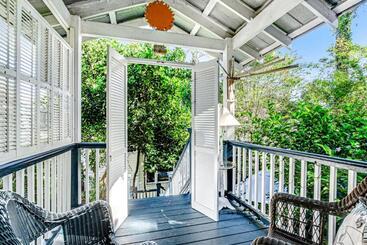 هتل Baby Breezy Tree House