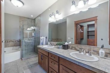 هتل Fabulous Riverstone Retreat