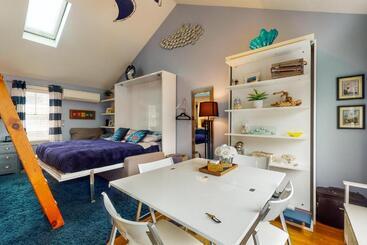 هتل Provincetown Waterfront Studio