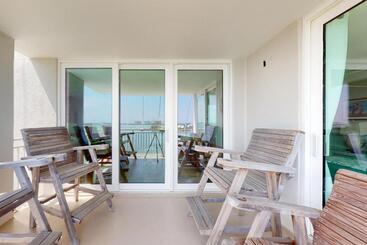 هتل Back Bay Condominium #708