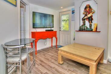 Отель Detlow S Treasured Cottages 1