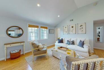هتل Downtown Beach Cottage