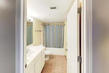 هتل Malibu Pointe Unit 803