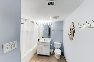 هتل Malibu Pointe Unit 803