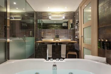 هتل The Level At Melia Sevilla