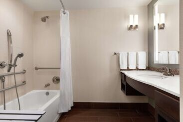 هتل Hilton Garden Inn Louisville Downtown