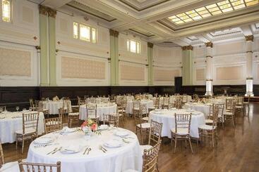 هتل Hilton Garden Inn Louisville Downtown