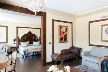 هتل Mansion de Lucy  Includes Portaventura Park & Ferrari Land Tickets