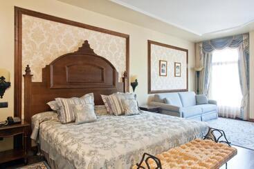 Mansion de Lucy  Includes Portaventura Park & Ferrari Land Tickets - Salou