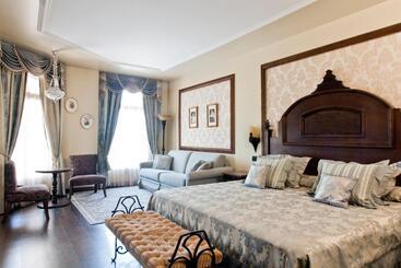 هتل Mansion de Lucy  Includes Portaventura Park & Ferrari Land Tickets