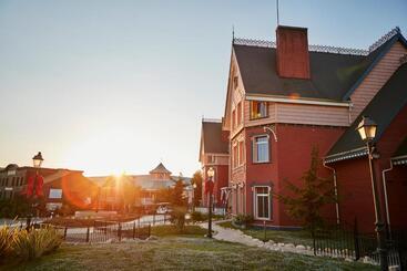 هتل Mansion de Lucy Includes Portaventura Park & Ferrari Land Tickets