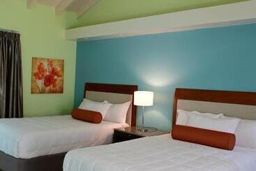 هتل Quints Travelers Inn