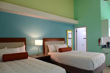 هتل Quints Travelers Inn