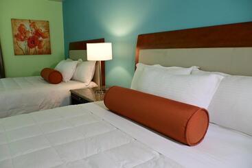 هتل Quints Travelers Inn
