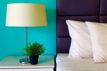 هتل Quints Travelers Inn