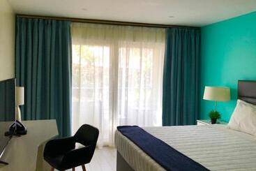 هتل Quints Travelers Inn